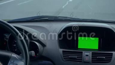 在车里。GPS模块打开。绿色屏幕
