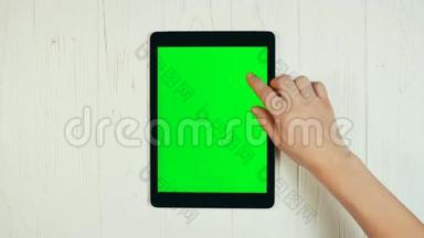 平板绿色屏幕上的手指滑动。 双人滑升手势。