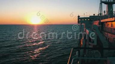 大型货运渡轮及海上日落