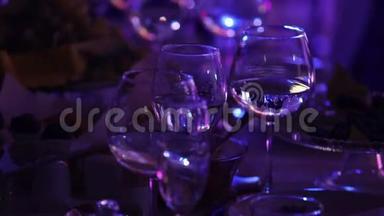 餐厅桌子上的玻璃眼镜，<strong>舞台灯</strong>光，背景，深色，浅景，特写