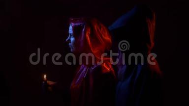 撒旦女巫表演黑暗仪式。 4UHDK