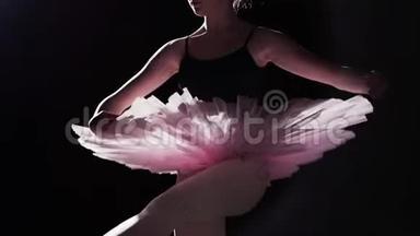 优雅灵活的<strong>芭蕾</strong>舞演员在工作室的黑色背景上穿着尖角<strong>芭蕾</strong>舞鞋跳舞。 <strong>芭蕾</strong>舞表演