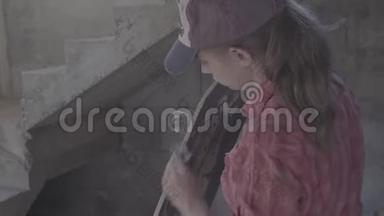 车间里一个女孩用砂纸滑板打磨的特写镜头