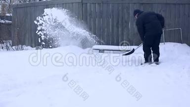 <strong>雪夜</strong>后工作.. 在一个寒冷的雪天早晨，一个拿着铲子把雪从院子里移走的人