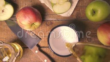 俯视图慢速运动在杯子里倒入苹果汁