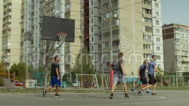 街球运动员在球场上<strong>打篮球</strong>
