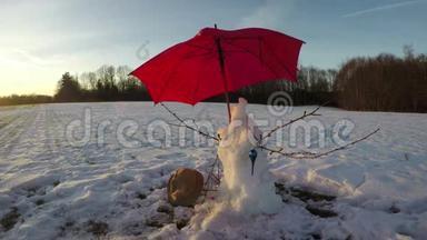 冬季<strong>残雪</strong>人带红伞，时间流逝4K