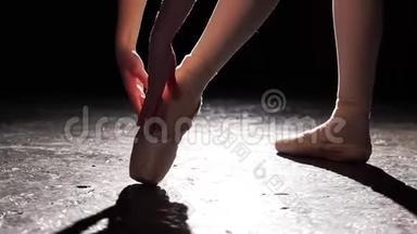 穿着尖角鞋的年轻<strong>芭蕾舞女</strong>的漂亮腿。 <strong>芭蕾</strong>舞练习。 <strong>芭蕾</strong>舞演员优美纤细优美的腿。