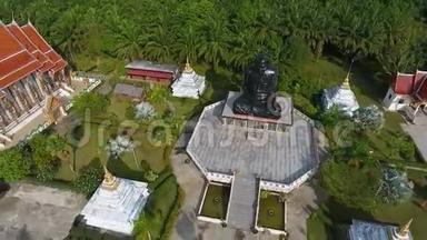 坐在佛寺冥想黑僧像.. 泰国PhangNga省。 高清飞机。