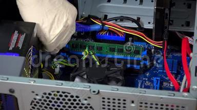 计算机专家手<strong>替换</strong>RAM存储模块