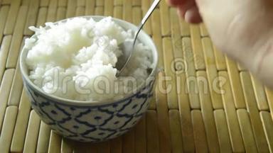 从碗里舀出热米饭
