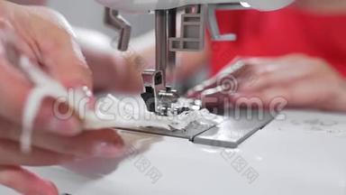 裁缝在<strong>缝纫机</strong>上缝制内衣、线和花边、手工内衣和衣服、<strong>缝纫机</strong>