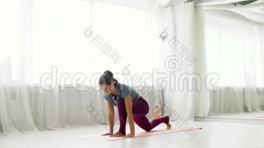 在瑜伽馆做高强度运动的女人