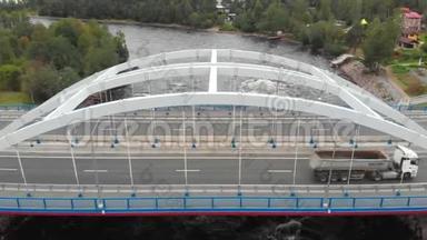 拱桥与汽车横渡河的空中视频