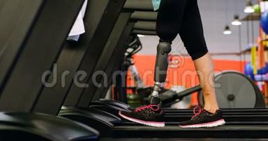 健身室4k跑步机上运动的老年妇女
