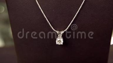 珠宝店，项链上有钻石的精美吊坠，商场的店面上有一条金链