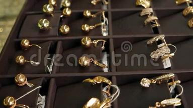 黄金首饰，橱窗里的许多黄金耳环，露出出售，珠宝陈列，黄金
