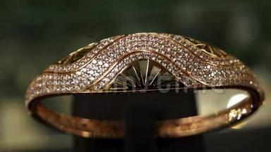 珠宝，在一家昂贵的珠宝店的黄金特写<strong>手镯</strong>，亲爱的由黄金和黄金制成的巨大<strong>手镯</strong>