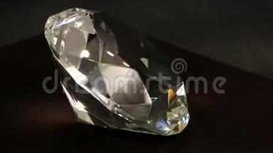 巨大的人造水晶钻石特写纺纱，珠宝，宝石，闪耀在灯光下，闪耀水晶窗