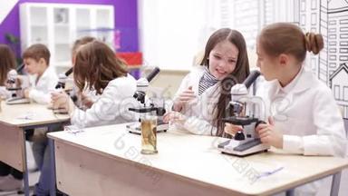 孩子们在学校实验室研究显微镜、生物、化学