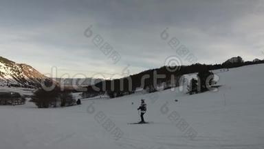 年轻滑雪者在法国比利牛斯山滑<strong>雪坡</strong>下<strong>降</strong>