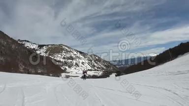 年轻滑雪者在法国比利牛斯山滑雪坡下降