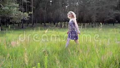 女孩依靠大自然。 美丽的女孩走在田野上。