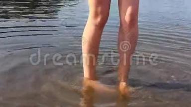 细长的腿踏进水里。