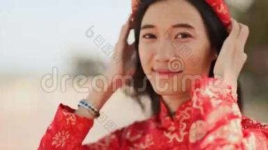 <strong>越南</strong>女孩穿着<strong>民族</strong>服装和服装，为相机摆姿势和微笑
