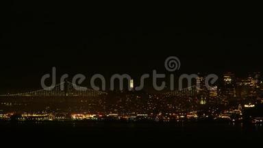 夜晚城市的灯光和发光桥的景色