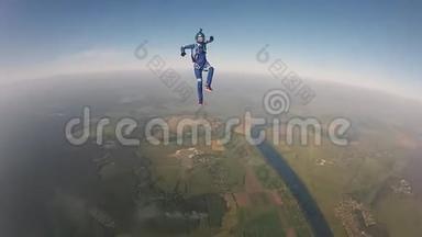 穿制服的职业跳伞运动员从天而降。 极限运动。 持<strong>有余</strong>额