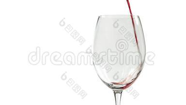 红酒倒进杯子里。 白色隔离的慢动作
