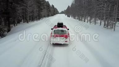 鸟瞰道路上唯一的红色汽车在美丽的冬季景观拉普兰后降雪。