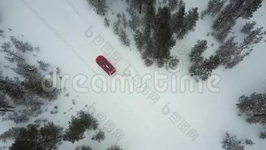 在美丽的拉普兰<strong>冬季</strong>景观的道路上唯一的<strong>红色</strong>汽车在降雪期间的空中景观。