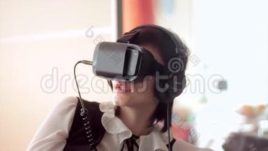 年轻的黑发女人<strong>玩</strong>游戏使用<strong>VR</strong>头盔智能手机。 增强现实设备允许深入到虚拟