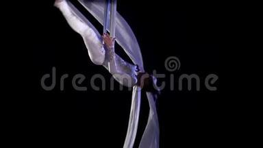 空中丝绸上的女<strong>舞者</strong>。 <strong>动作</strong>缓慢。 空中体操。 杂技表演。
