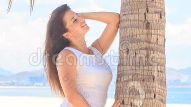 <strong>大</strong>半身像的女孩，手肘放在棕榈树干上