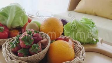 将混合新鲜蔬菜和水果放在木桌上，准备做饭。 制作各种蔬菜篮子