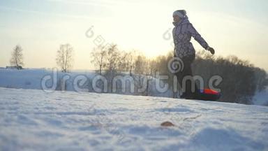 在冬天，年轻<strong>的</strong>女人在山上缓慢地在<strong>阳光下奔跑</strong>，玩得很开心。 1920x1080