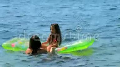 妈妈和女儿在海<strong>水中玩耍</strong>