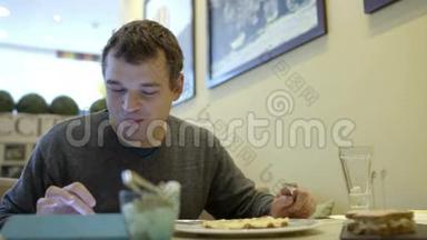 带触摸垫的男人在咖啡馆吃饭