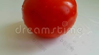 西红柿成熟健康生<strong>纯净水</strong>浇维生素缓动射击，湿摔