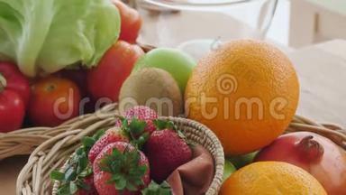 将混合新鲜蔬菜和水果放在木桌上，准备做饭。 制作各种蔬菜篮子