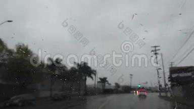 在下雨的洛杉矶市区开车