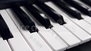 键盘上的黑白<strong>钢琴</strong>键