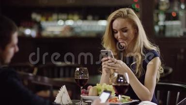 情侣在咖啡厅约会时使用智能手机