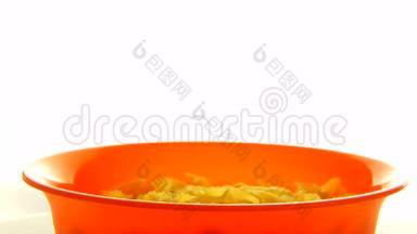 关闭掉在橙色碗里的意大利面旋转。 视频食品360