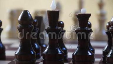 Ð：国际象棋骑士与国际象棋骑士在黄金背景上的其他人物。 盘着旋转镜头。 对称