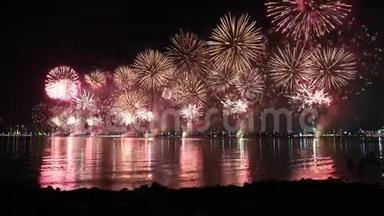 在阿布扎比，作为阿联酋<strong>国庆</strong>庆祝活动的一部分，壮<strong>观</strong>的烟花照亮了天空