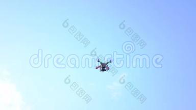 RC无人驾驶飞机带着相机在空中高飞，4K长射